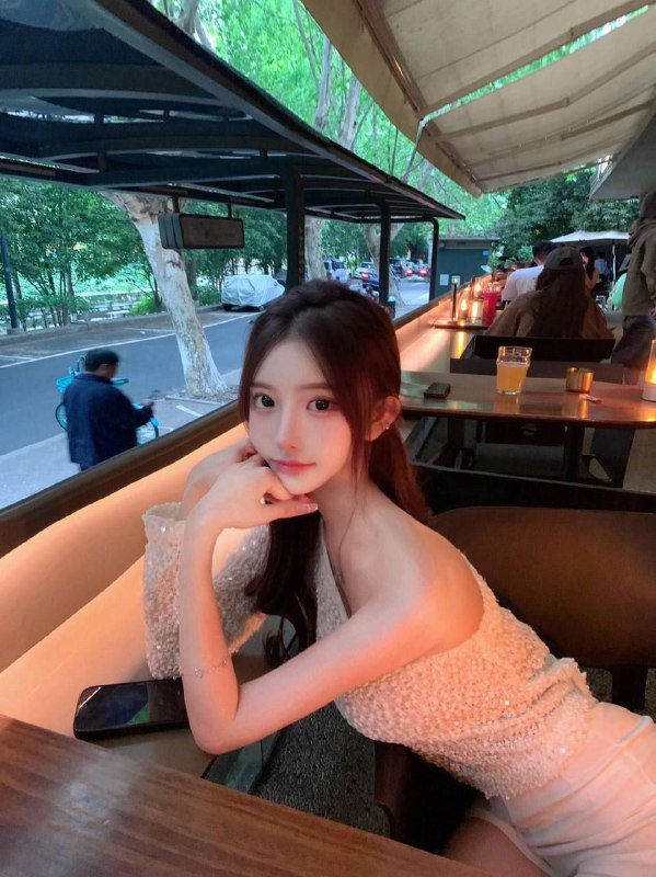 #广州网红168d 02  • 通体雪白，可纯可欲🌟需要安排点击预约:@AnnaGJ168📲被双向限制请联系:@AnnaGJ168bot【安娜国际外围】深圳、广州高端外围为极搜长期重金付费广告，请放心消费，秉持客户满意度，客户忠诚度，客户超值惊喜的客户关系理念，放心预约。